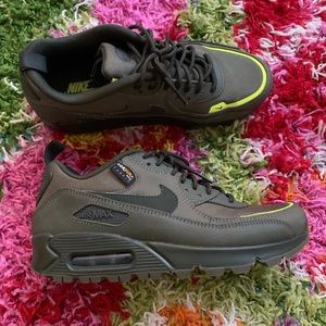 Men’s 7.5/Women’s 9 Nike Air Max